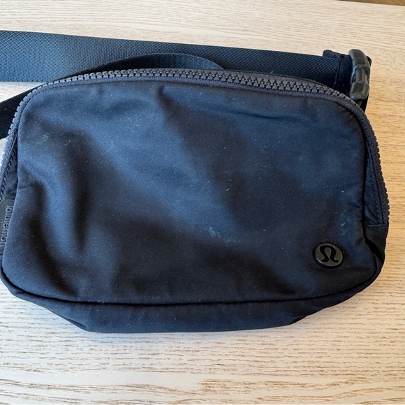 Small Black Lululemom everywhere belt bag - Picture 2 of 7